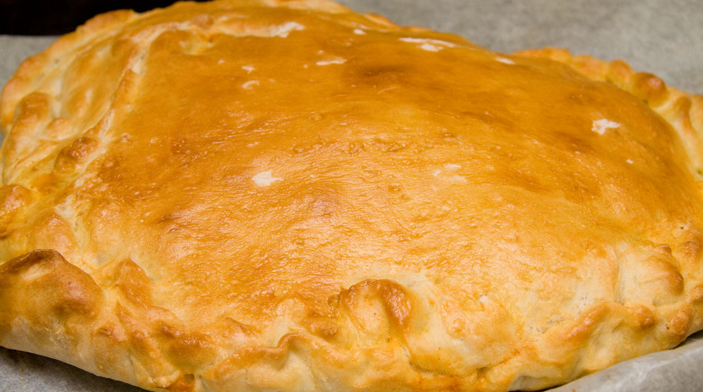 Indbagt pizza med kødsovs og feta